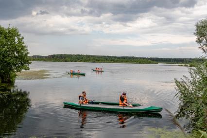 Москва. Отдыхающие во время сплава на байдарках по Верхнеяузскому водно-болотному комплексу в национальном парке `Лосиный остров`.