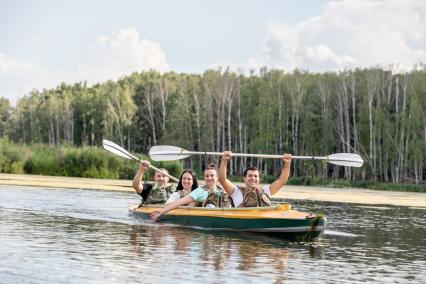 Москва. Отдыхающие во время сплава на байдарках по Верхнеяузскому водно-болотному комплексу в национальном парке `Лосиный остров`.