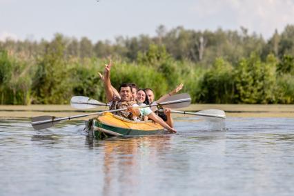 Москва. Отдыхающие во время сплава на байдарках по Верхнеяузскому водно-болотному комплексу в национальном парке `Лосиный остров`.