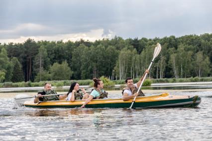 Москва. Отдыхающие во время сплава на байдарках по Верхнеяузскому водно-болотному комплексу в национальном парке `Лосиный остров`.