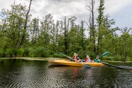 Москва. Отдыхающие во время сплава на байдарках по Верхнеяузскому водно-болотному комплексу в национальном парке `Лосиный остров`.