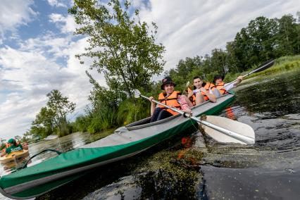 Москва. Отдыхающие во время сплава на байдарках по Верхнеяузскому водно-болотному комплексу в национальном парке `Лосиный остров`.