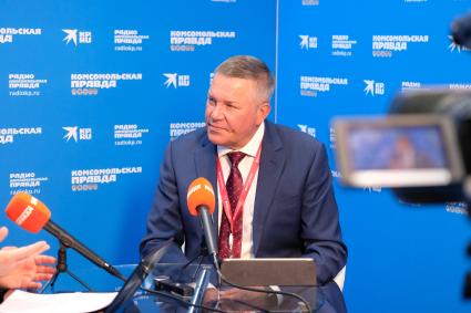 Санкт-Петербург. Губернатор Вологодской области Олег Кувшинников в Открытой студии ИД `Комсомольская правда` во второй день работы XXV Петербургского международного экономического форума - 2022.
