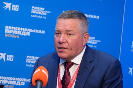 Санкт-Петербург. Губернатор Вологодской области Олег Кувшинников в Открытой студии ИД `Комсомольская правда` во второй день работы XXV Петербургского международного экономического форума - 2022.