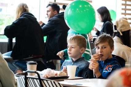 Владивосток.  Посетители   в ресторане сети быстрого питания `Вкусно и точка`.