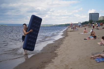 Самара. Жители отдыхают на городском пляже на берегу Волги.