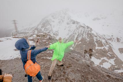 Кабардино-Балкарская Республика. Девушка фотографируется на фоне гор.