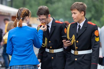 Красноярск. Девушка кормит курсанта чипсами во время празднования Дня России в Доме дружбы народов.