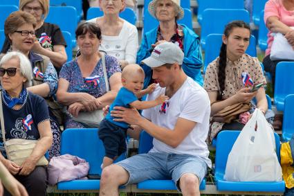 Красноярск. о.Татышев. Зрители на концерте на всесибирском фестивале национальных культур `Я люблю тебя, Россия!` во время празднования Дня России.