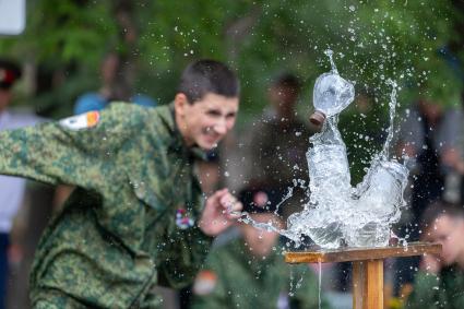 Красноярск. Рубка шашкой на казачьей площадке во время празднования Дня России в Доме дружбы народов.