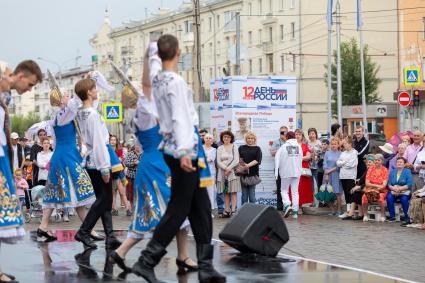 Красноярск. Танцоры в русских-народных костюмах во время празднования Дня России в Доме дружбы народов.