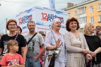 Красноярск. Зрители на концерте во время празднования Дня России в Доме дружбы народов.