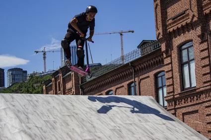 Владивосток. Парень катается на скейте во время празднования Дня молодежи.