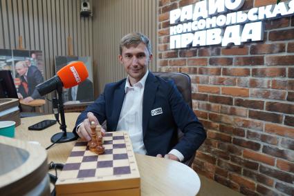 Москва. Шахматист Сергей Карякин на радиостанции `Комсомольская правда`.