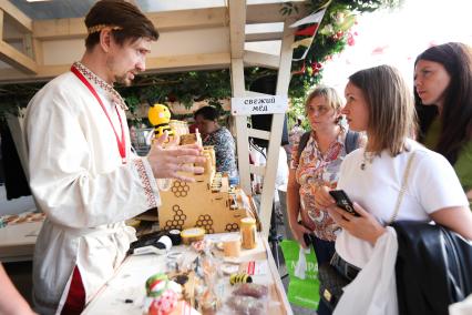 Москва.  Продажа  меда на гастрономическом фестивале `Вкусы России` в Парке Горького.