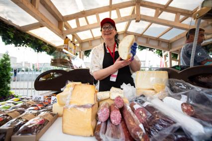 Москва.  Продажа сыров и колбас на гастрономическом фестивале `Вкусы России` в Парке Горького.