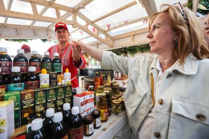 Москва.  Покупатели на гастрономическом фестивале `Вкусы России` в Парке Горького.