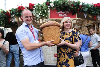 Москва. Хлеб  на гастрономическом фестивале `Вкусы России` в Парке Горького.