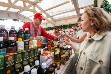 Москва.  Покупатели на гастрономическом фестивале `Вкусы России` в Парке Горького.