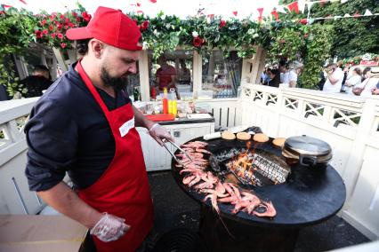 Москва. Приготовление креветок на гастрономическом фестивале `Вкусы России` в Парке Горького.