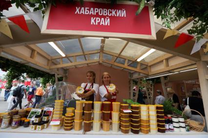 Москва.  Продажа  меда на гастрономическом фестивале `Вкусы России` в Парке Горького.