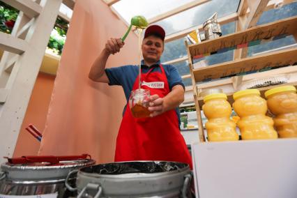 Москва. Продажа меда на гастрономическом фестивале `Вкусы России` в Парке Горького.