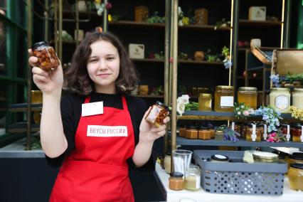 Москва. Торговля  на гастрономическом фестивале `Вкусы России` на Тверской улице.