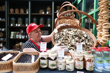 Москва. Торговля на гастрономическом фестивале `Вкусы России` на Тверской улице.