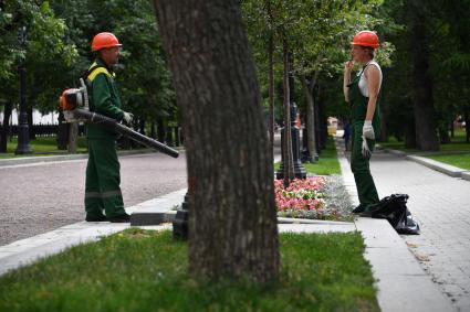 Москва.  Сотрудники коммунальных служб высаживают цветы на  Тверском бульваре  во время фестиваля \"Цветочный джем: тропическое лето\" .