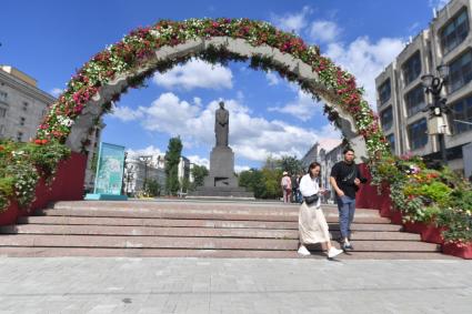 Москва.   Вид на памятник Тимирязеву на  площади Никитских ворот, где проходит  фестиваль \"Цветочный джем: тропическое лето\" .