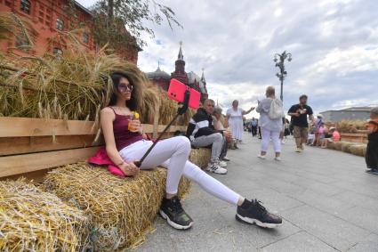 Москва. На фестивале \"Цветочный джем: тропическое лето\" на Манежной площади.