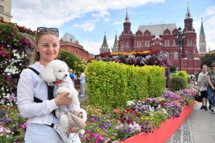 Москва.  Посетители   во время фестиваля \"Цветочный джем: тропическое лето\" на Манежной площади.