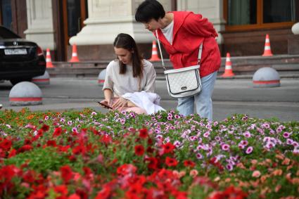 Москва.  Посетители   во время фестиваля \"Цветочный джем: тропическое лето\" на Манежной площади.