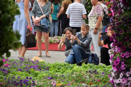 Москва.  Посетители   во время фестиваля \"Цветочный джем: тропическое лето\" на Манежной площади.