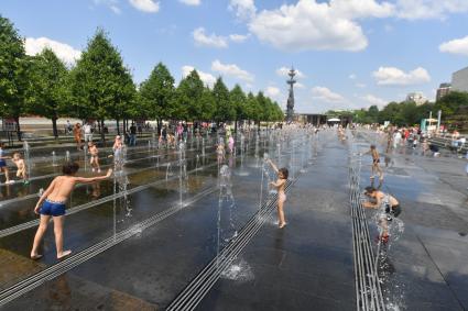 Москва. Горожане отдыхают в жаркую погоду у Сухого фонтана в Парке искусств Музеон .