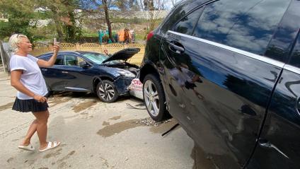 Сочи. Автомобили, пострадавшие из-за сильного наводнения, на улице Рахманинова.