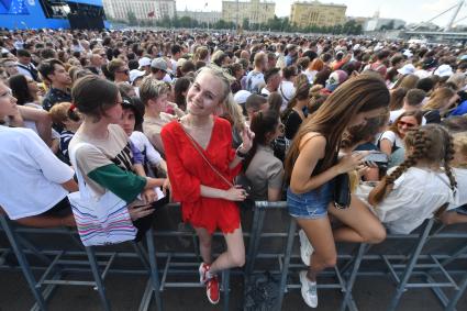 Москва. Посетители  на музыкальном фестивале VK Fest в Парке Горького .