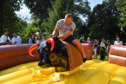 Москва. Посетители музыкального фестиваля VK Fest   на музыкальном фестивале VK Fest в Парке Горького .