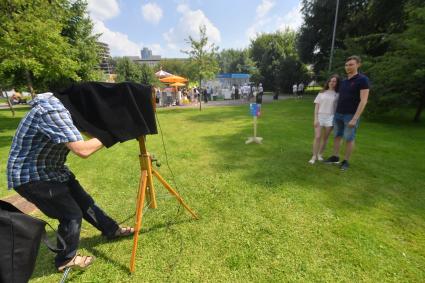 Москва. Посетители музыкального фестиваля VK Fest   на музыкальном фестивале VK Fest в Парке Горького .