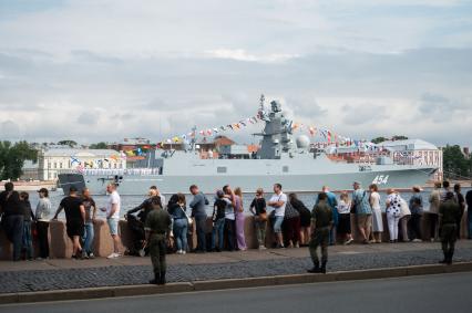 Санкт-Петербург. Фрегат  `Адмирал Горшков`  в акватории реки Невы на репетиции морского парада ко Дню ВМФ.