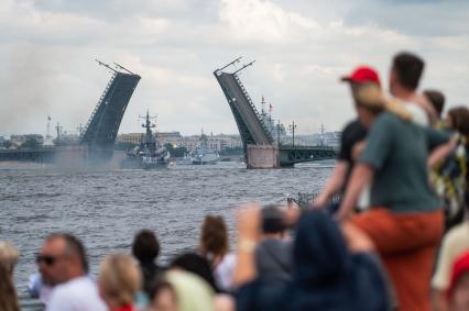 Санкт-Петербург. Зрители на набережной на репетиции морского парада ко Дню ВМФ.