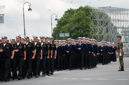 Санкт-Петербург.  Военнослужащие на репетиции морского парада ко Дню ВМФ.