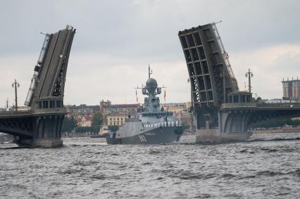 Санкт-Петербург. Малый ракетный корабль `Зеленый дом` 562 в акватории реки Невы на репетиции морского парада ко Дню ВМФ.