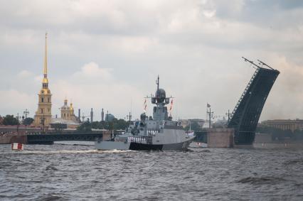 Санкт-Петербург. Малый ракетный корабль `Зеленый дом` 562 в акватории реки Невы на репетиции морского парада ко Дню ВМФ.