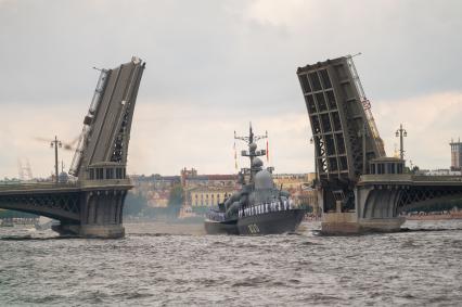 Санкт-Петербург.  Ракетный катер \"Чувашия\"  820 в акватории реки Невы на репетиции морского парада ко Дню ВМФ.