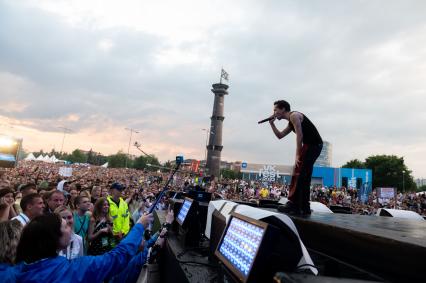 Санкт-Петербург. Рэпер Slava Marlow (Артем Готлиб) во время выступления на музыкальном фестивале VK Fest в парке 300-летия Санкт-Петербурга.