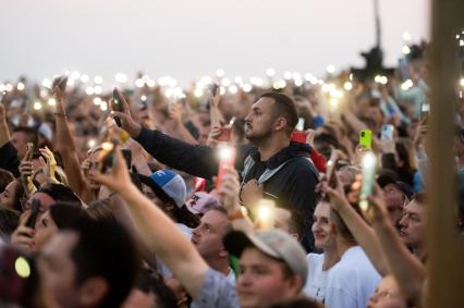 Санкт-Петербург. Зрители во время концерта в рамках фестиваля VK Fest в парке 300-летия Санкт-Петербурга.