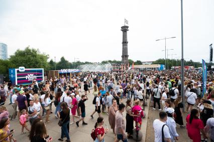 Санкт-Петербург. Посетители музыкального фестиваля VK Fest в парке 300-летия Санкт-Петербурга.