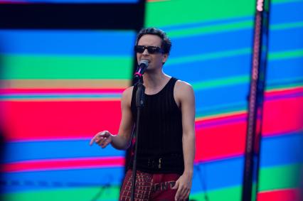 Санкт-Петербург. Рэпер Slava Marlow (Артем Готлиб) во время выступления на музыкальном фестивале VK Fest в парке 300-летия Санкт-Петербурга.