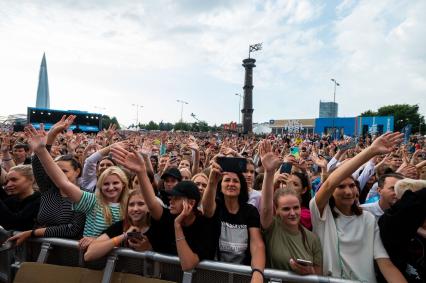 Санкт-Петербург. Зрители во время концерта в рамках фестиваля VK Fest в парке 300-летия Санкт-Петербурга.